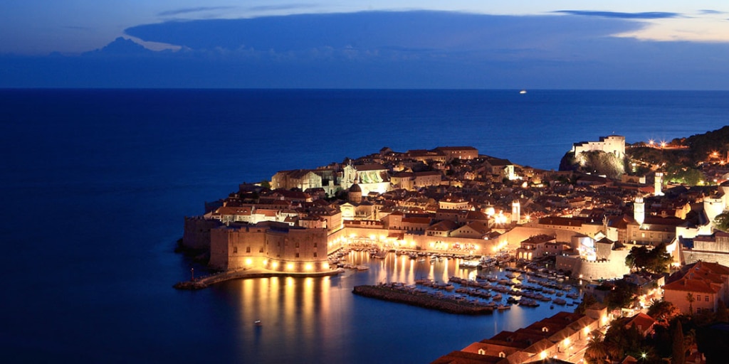 ${uiTranslations.tripPhoto} 1