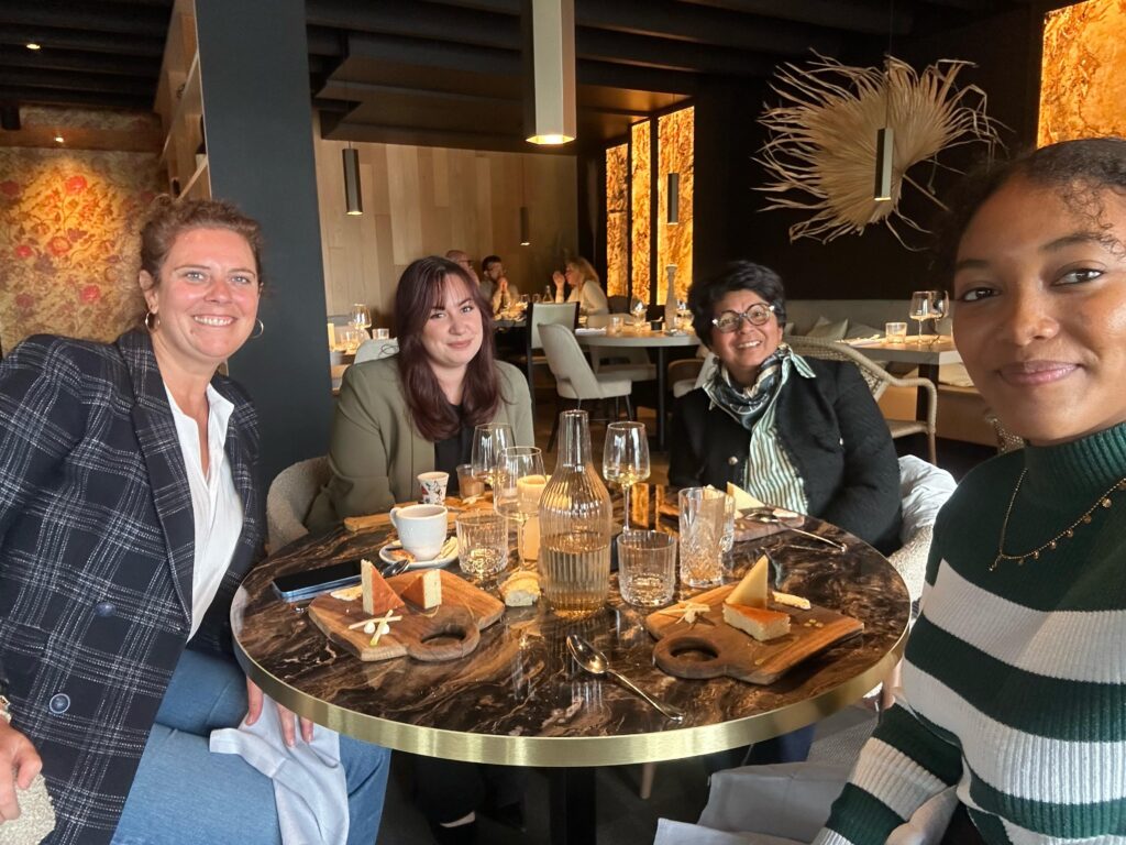 Moment de partage pour souffler les bougies des 18 ans de Calliope Travel, accompagnée de la créatrice de l'agence Dominique Charroux, de l'actuelle Gérante : Sandrine Visonneau ainsi que nos stylistes de voyages : Camille et Kaïra (en alternance). 