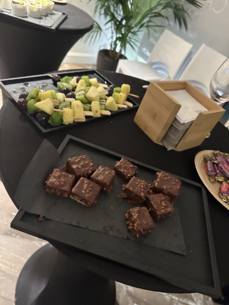 Des mets sucrés pour faire fondre les papilles de nos invités. Banana Bread enrobé de chocolat - Brochettes de fruits frais