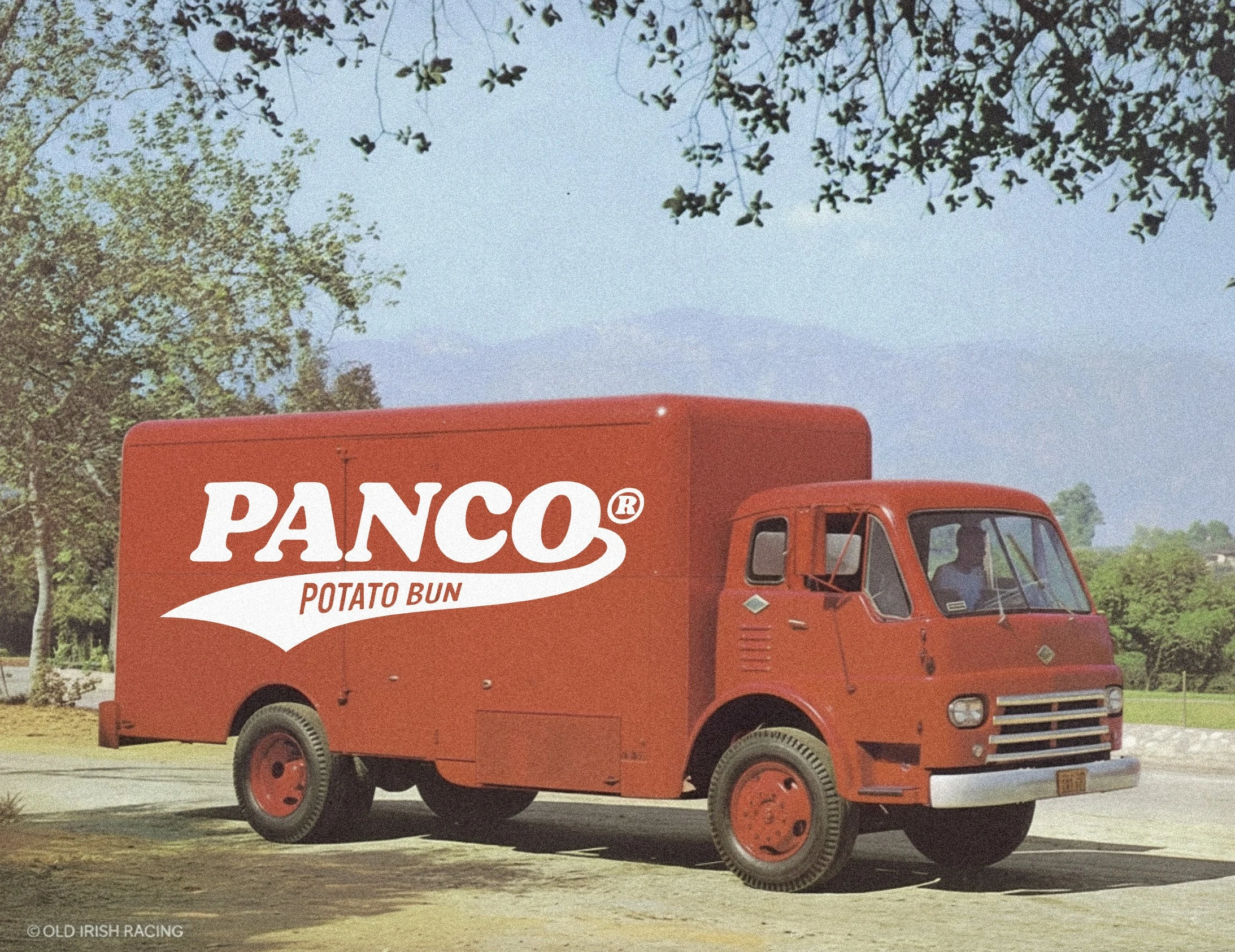 Camion de livraison vintage rouge “PANCO® Potato Bun” garé en extérieur, montrant un véhicule utilitaire rétro aux couleurs de la marque sous un ciel dégagé, ambiance grain photo.