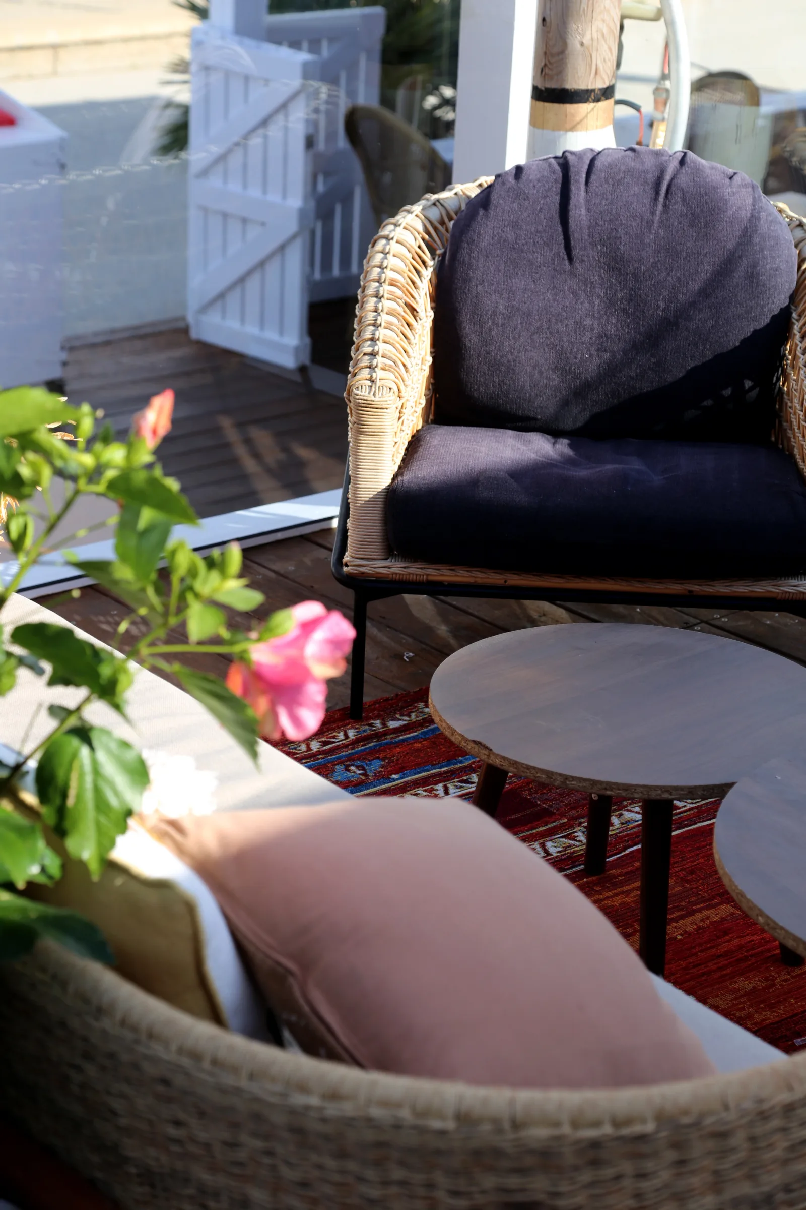Cozy seating area with plants and tables at YETI Restaurante.