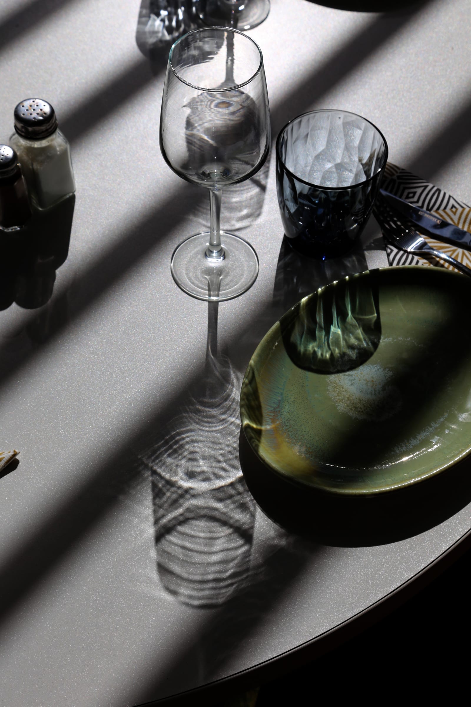 Table setting with glassware and a green plate