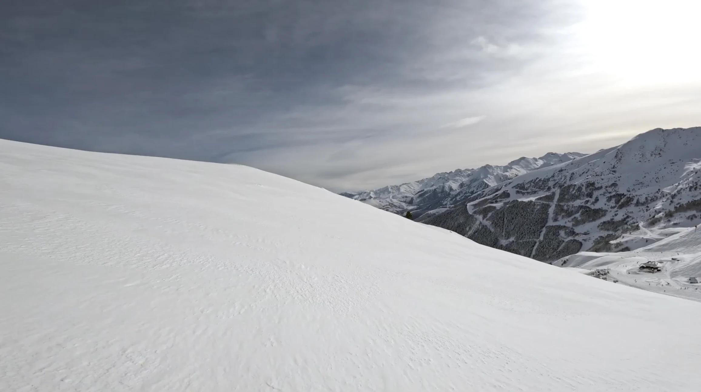 Vue panoramique sur un paysage de montagne enneigé.