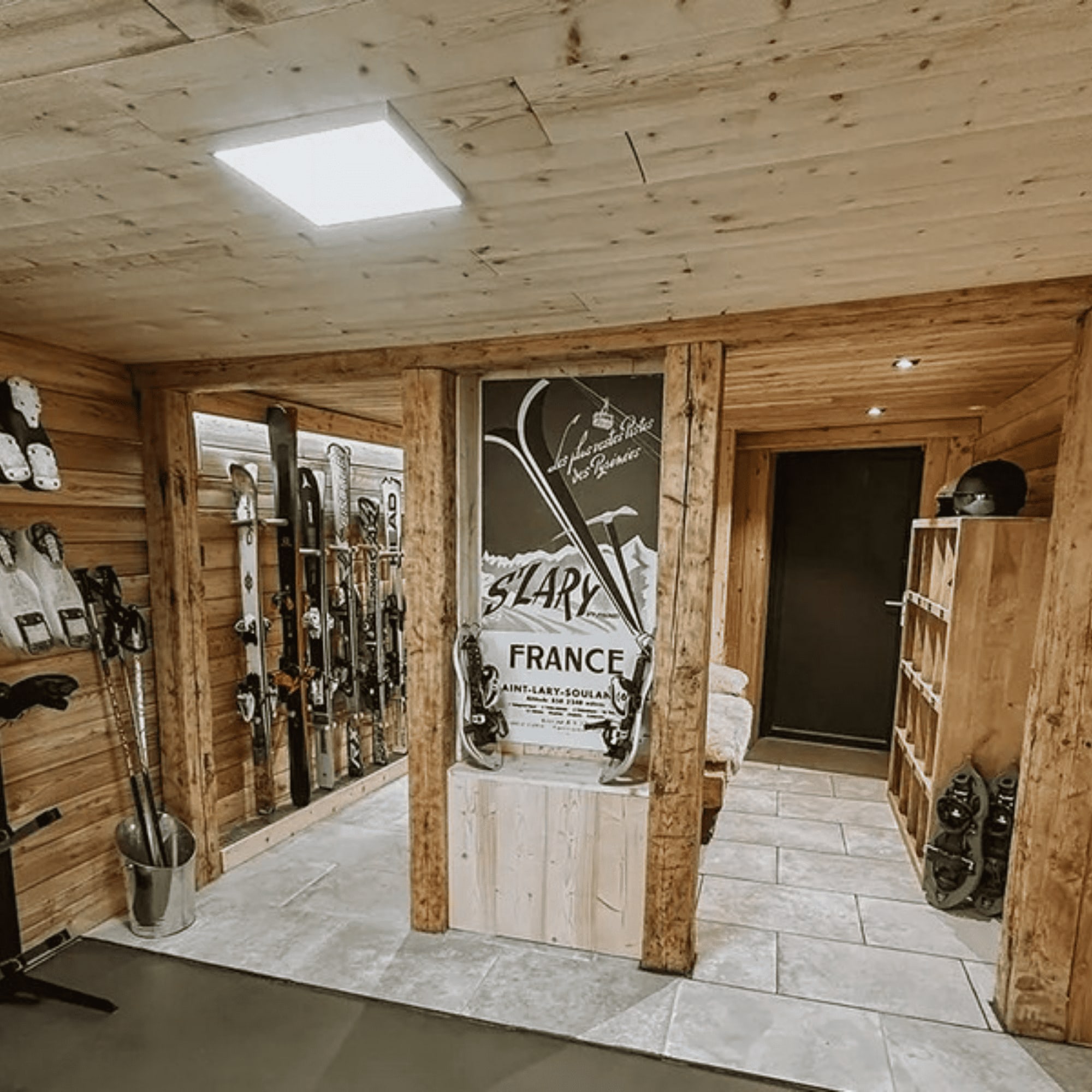 Intérieur d'un chalet avec équipements de ski et décoration en bois