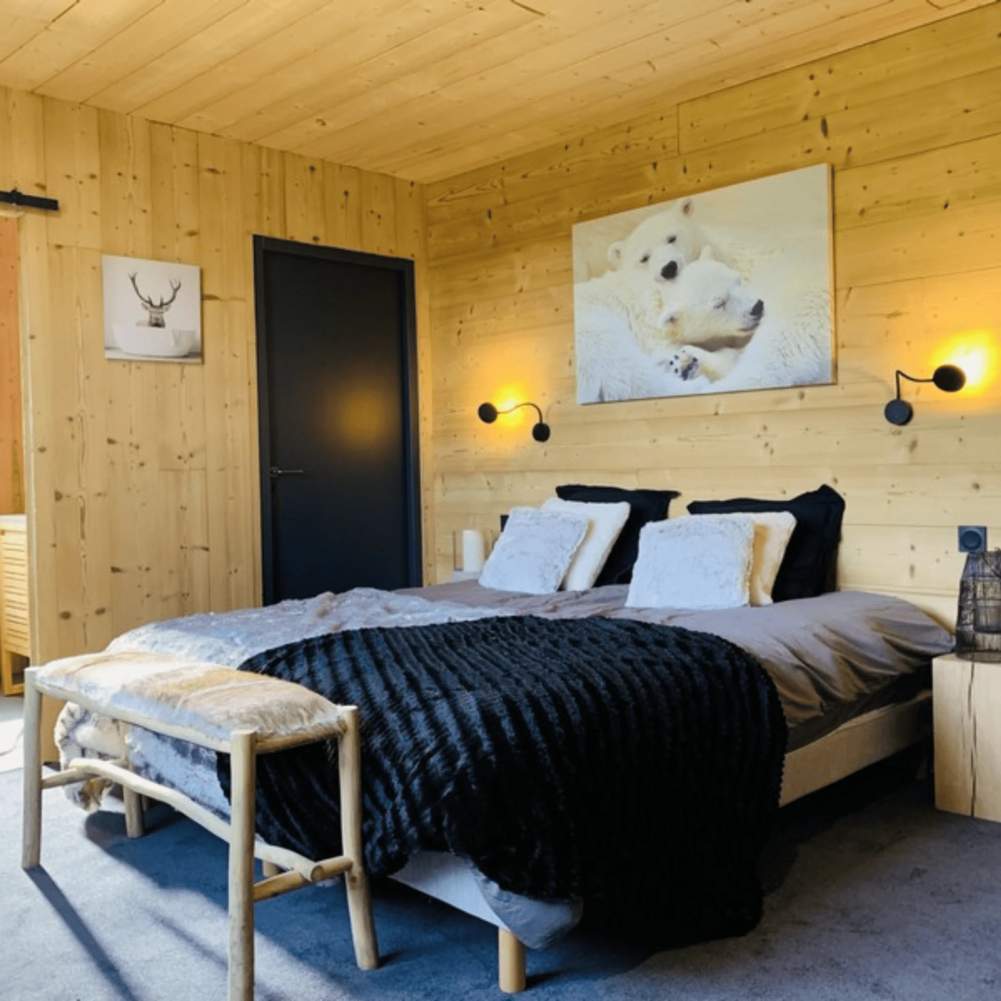 Chambre confortable avec un lit double et des murs en bois.
