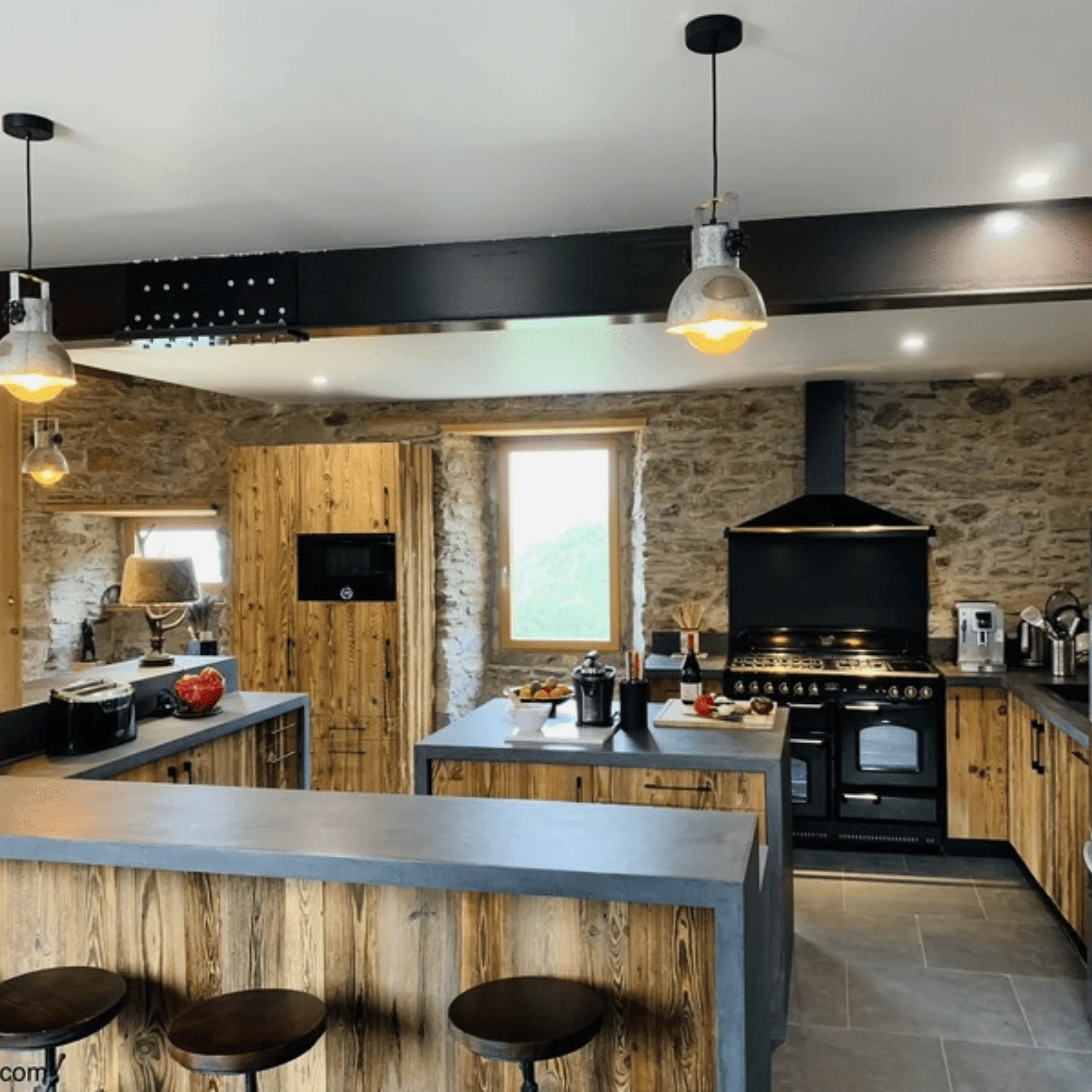 Cuisine moderne avec des éléments en bois et des appareils en acier inoxydable.